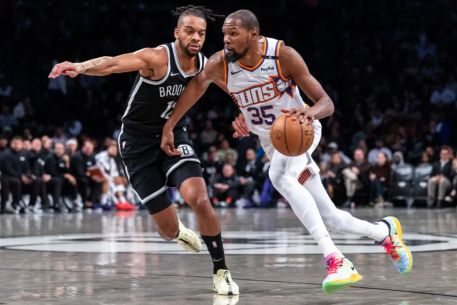 Jordi Fernandez yells out instructions during the Nets' blowout loss to the Suns.