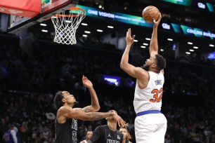 Karl-Anthony Towns, who scored 25 points, shoots over Nic Claxton during the Knicks' 99-95 win over the Nets on Jan. 21, 2025.