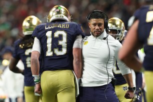 Notre Dame head coach Marcus Freeman (r.) and quarterback Riley Leonard (13)